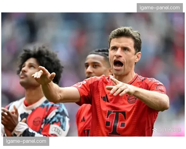 更衣室一幕：老将穆勒在赛后鼓励失误的年轻队友